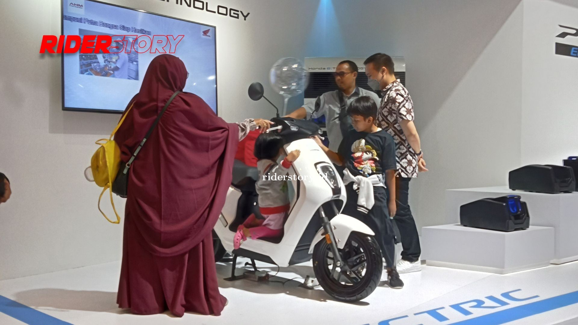 Honda Memperkenalkan Motor Listrik EM1e Di IIMS, Harganya Berapa Ya?